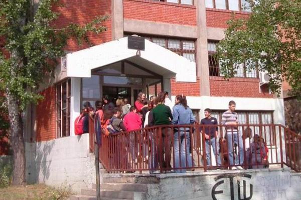 OBRAČUN TINEJDŽERKI U SRPSKOJ SREDNJOJ ŠKOLI: Pobile se ZBOG FEJSBUKA, intervenisala i policija!