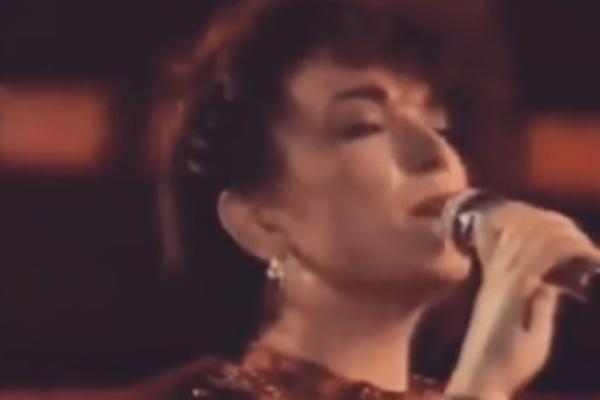 IMA JEDAN SVIJET: Ovu pesmu svi pevaju u muzičkim takmičenjima, a znate li ko je MOĆNI GLAS koji je izvodi?