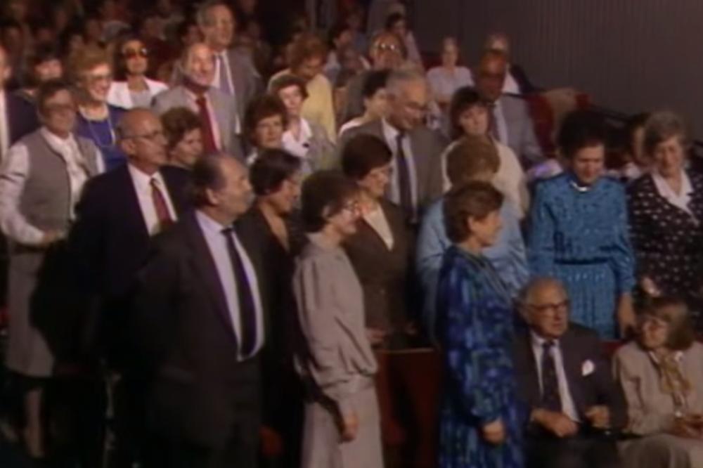 STARIJI GOSPODIN JE SEDEO U PUBLICI, A ONDA SU SVI OKO NJEGA USTALI: Kada je saznao ko su oni, zaplakao je! (VIDEO)