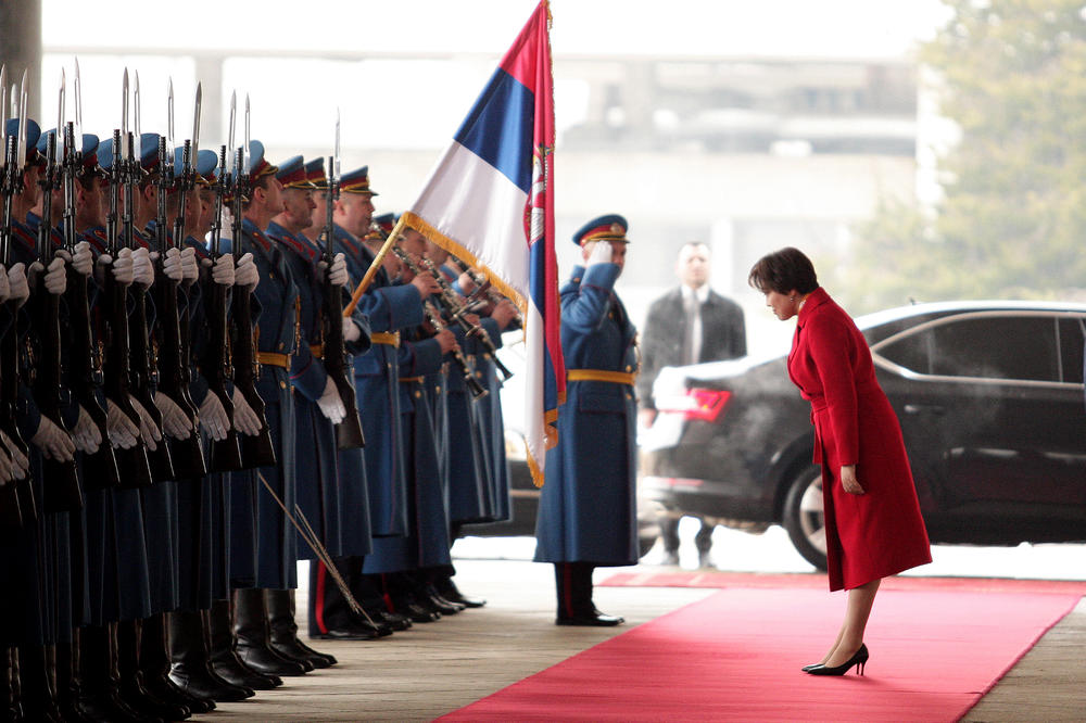 ČELIČNA PESNICA KINE DOŠLA JE U BEOGRAD I POKLONILA SE SRPSKOJ ZASTAVI! Sve o ČEN BO novoj ambasadorki iz Pekinga