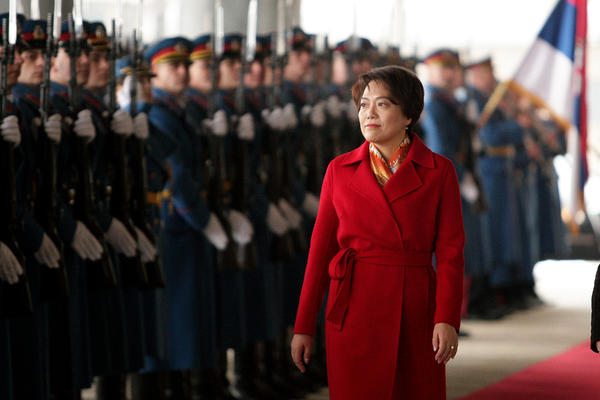 BIĆE UPAMĆEN U NAŠIM SRCIMA! Ambasadorka Kine u Srbiji Čen Bo se oprostila od preminulog kapetana Vranića! (FOTO)