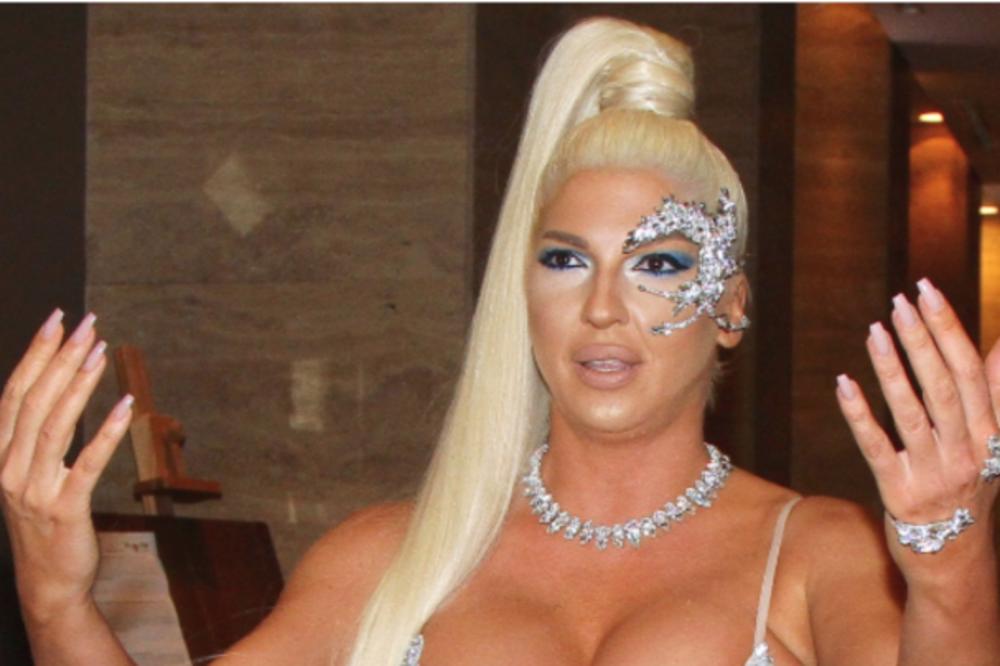 JOŠ JEDNA VELIKA SVETSKA ZVEZDA ZAPRATILA KARLEUŠU: Jako je poznata, a tek koliko je lepa!