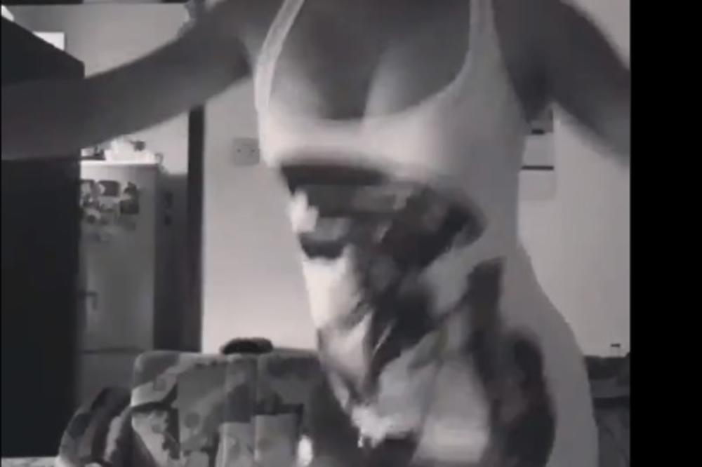 KO JE MISTERIOZNA PLAVUŠA KOJA POLUGOLA IGRA KOLCE? Tviter izgoreo od šoka! (VIDEO)