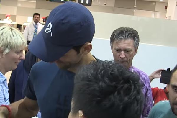 NAVIJAČI OKUPIRALI AERODROM KAKO BI ISPRATILI ŠAMPIONA: Novak Đoković jedva napustio Melburn!