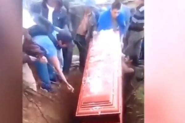 NEPRIJATNI INCIDENT NA SAHRANI: Ožalošćena porodica bila je šokirana prizorom! (VIDEO)