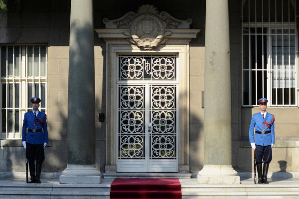 KOMUNISTIČKI GRB I PETOKRAKA, A ISPOD DVOGLAVI ORAO! Da li je zgrada Predsedništva NAJBOLJI DOKAZ srpske podele?