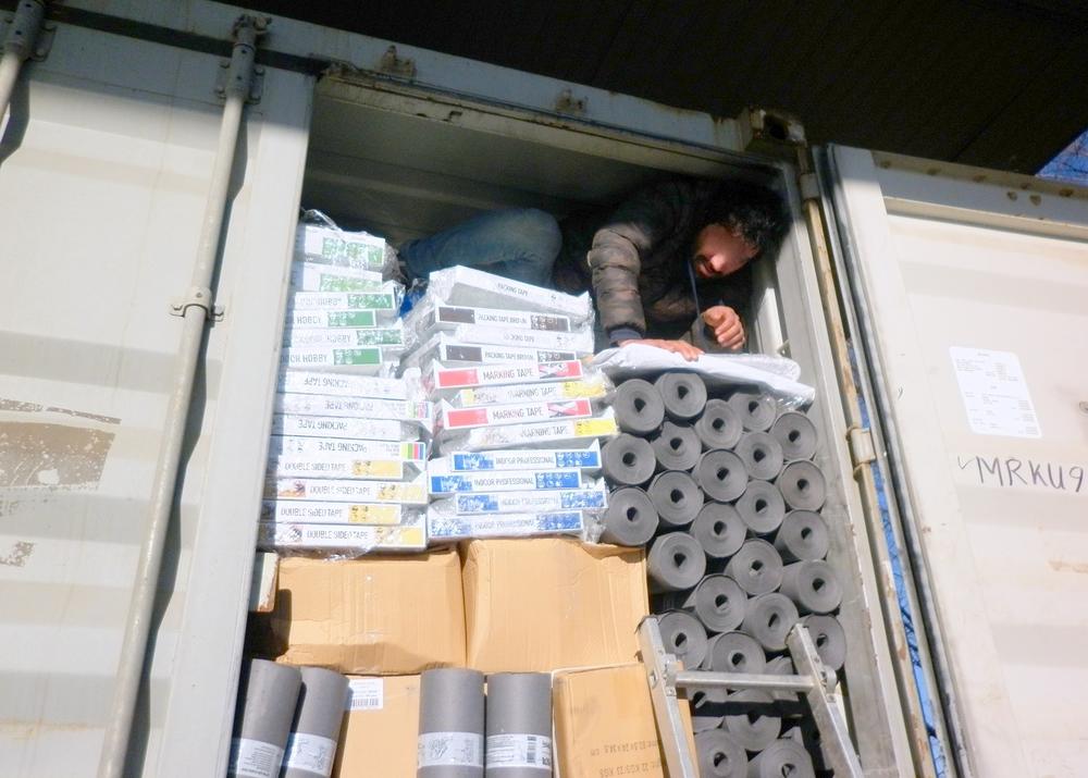 Migrant među alu-konstrukcijama  