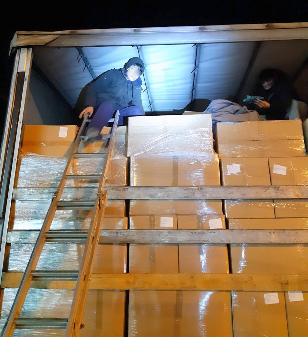 Dvojica migranata  otkrivena u tovaru elektroopreme   