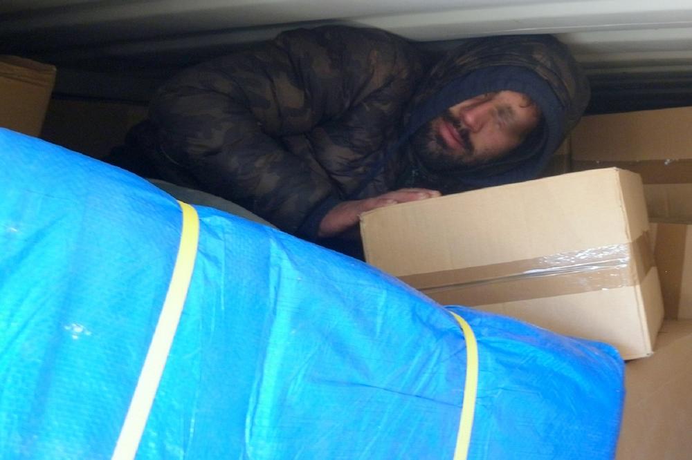 ILEGALNI MIGRANTI OTKRIVENI MEĐU POMORANDŽAMA: Da nije bilo skenera uspeli bi u svojoj nameri (FOTO)