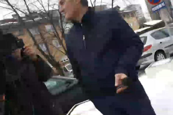 NISU MU DALI: Član komisije za nestale bebe Radiša Pavlović sprečen da se obrati javnosti! (VIDEO)