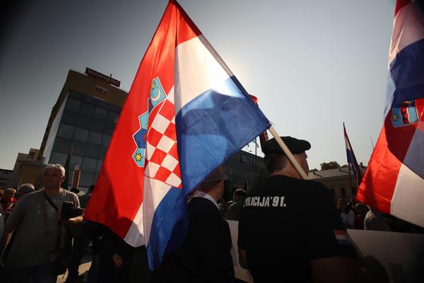 NOVI SKANDAL U HRVATSKOJ: Srbi napustili sednicu zbog USTAŠKOG POZDRAVA!