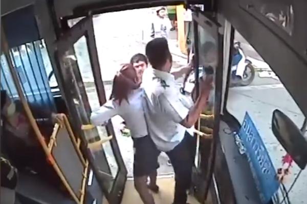 ŽESTOKA TUČA VOZAČA AUTOBUSA I BAJKERA: Sve je snimljeno! (VIDEO)