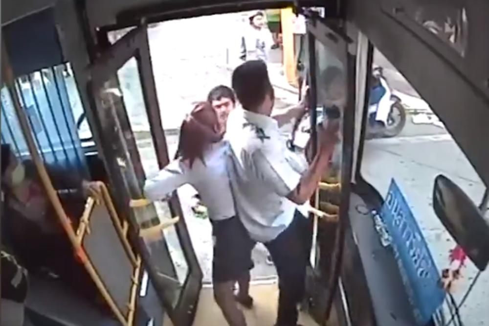ŽESTOKA TUČA VOZAČA AUTOBUSA I BAJKERA: Sve je snimljeno! (VIDEO)