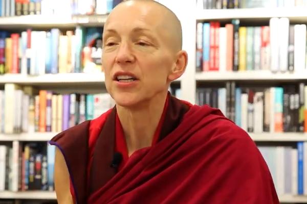 BILA JE BANKARKA, A ONDA JE NAKON PREŽIVLJENE TRAUME POSTALA SVEŠTENICA: Sada je otkrila 5 TAJNI za srećan život!