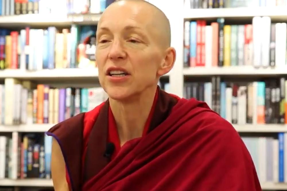 BILA JE BANKARKA, A ONDA JE NAKON PREŽIVLJENE TRAUME POSTALA SVEŠTENICA: Sada je otkrila 5 TAJNI za srećan život!