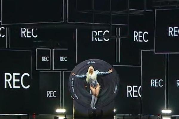 KARLEUŠA ISKOPIRALA POPULARNU PEVAČICU?! Njena nova pesma KRIJE TAJNU! (VIDEO)