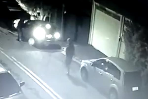 POKUŠALI DA OPLJAČKAJU SVEŠTENIKA, A ONDA SE DESILO NEŠTO ČUDNO: Za jednog lopova ovo je bilo FATALNO (VIDEO)