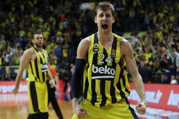 FENERBAHČE U PROBLEMU: Jan Veseli operisao koleno!