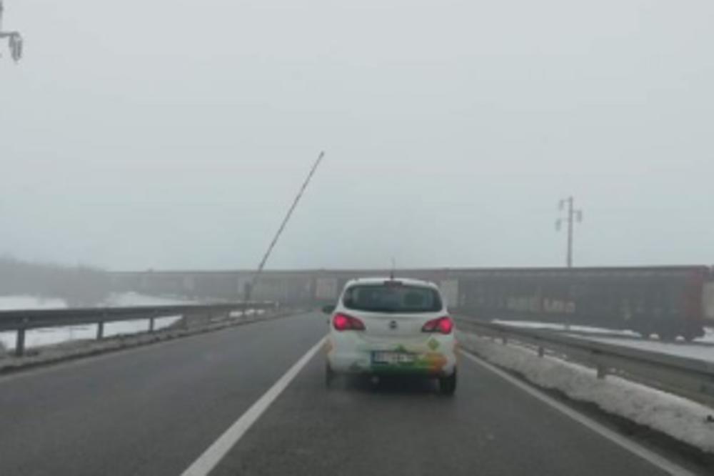 VOZ JURI, A RAMPA PODIGNUTA! Koliko tragedija treba da se dogodi kako bi NAUČILI LEKCIJU? (VIDEO)