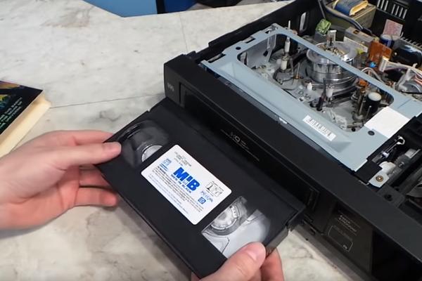 Devojka je pronašla PORNIĆ na VHS kaseti, a kada ga je pustila usledio je NEVIĐENI ŠOK! ZGRANULA SE ŽIVA