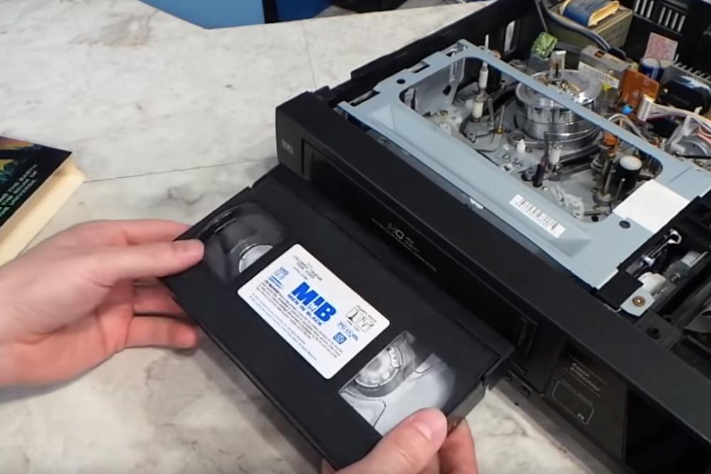 Devojka je pronašla PORNIĆ na VHS kaseti, a kada ga je pustila usledio je NEVIĐENI ŠOK! ZGRANULA SE ŽIVA