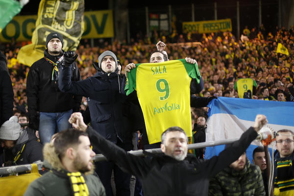 ČEKA GA VEĆ 15 DANA I NE POMERA SE: Pas Emilijana Sale ne može da se pomiri sa tim da ga više nema!