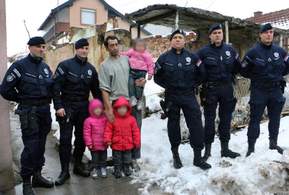 Šestočlanoj porodici Dalipovski, koja živi u teškim uslovima, pripadnici brigade uručili su drva za ogrev, šporet, frižider i životne namernice  