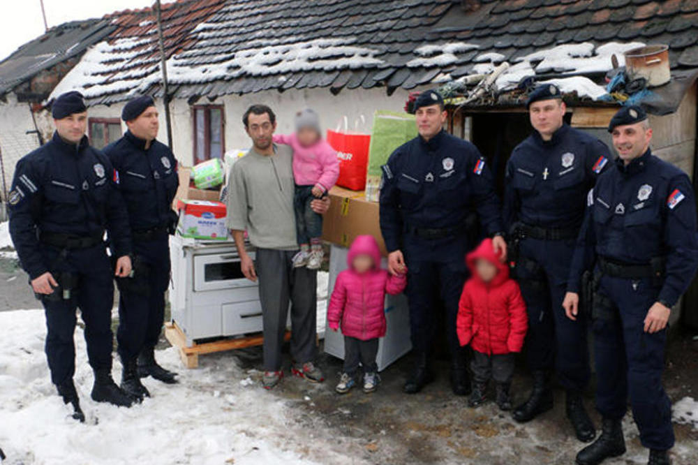 SVAKA ČAST ZA MOMKE U PLAVOM! Pripadnici Policijske brigade sakupili humanitarnu pomoć za porodicu iz Smedereva