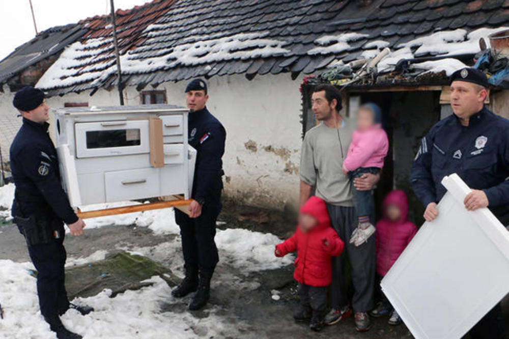Šestočlanoj porodici Dalipovski, koja živi u teškim uslovima, pripadnici brigade uručili su drva za ogrev, šporet, frižider i životne namernice  