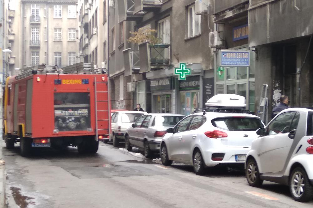 DRAMA U CENTRU BEOGRADA: Dim ključao iz zgrade, stanari u panici! (FOTO)