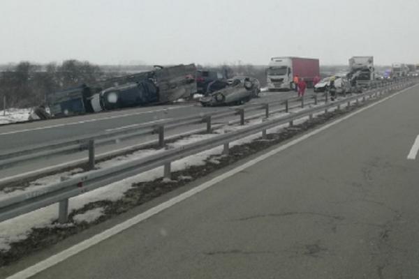 ŠLEPER SE ZAKUCAO U KAMION KOD SREMSKE MITROVICE: Kabina SMRSKANA, BRDO POLUPANIH AUTOMOBILA PO AUTO-PUTU (VIDEO)