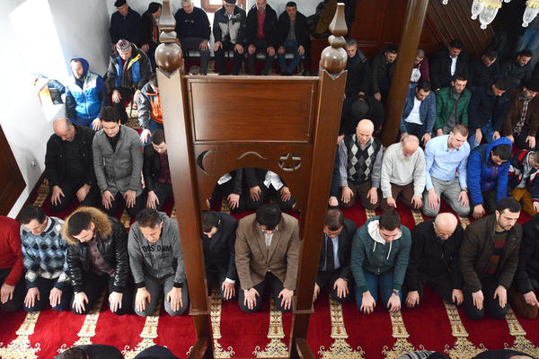 NEMAJU ŠTA DA TRAŽE OVDE! Francuzi PROTERUJU muslimansku porodicu koja je PRETUKLA ćerku zbog veze sa SRBINOM!