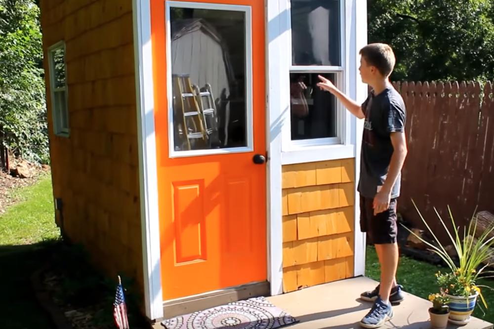 IMA SAMO 13 GODINA, A SAM JE SAGRADIO OVU KUĆICU: Kada vidite kako izgleda unutra, ODUŠEVIĆETE SE! (VIDEO)