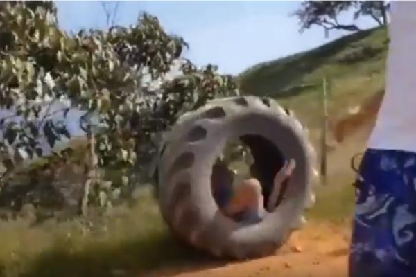 STANI, MARIKA, KUKU!!! Ženu su kotrljali u traktorskoj gumi, a onda je sve pošlo naopako! (VIDEO)