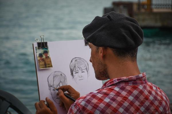 OVO NEMA NIGDE! Čovek probušio rupu na zidu muzeja i OKAČIO SVOJU SLIKU, a ono što je usledilo...