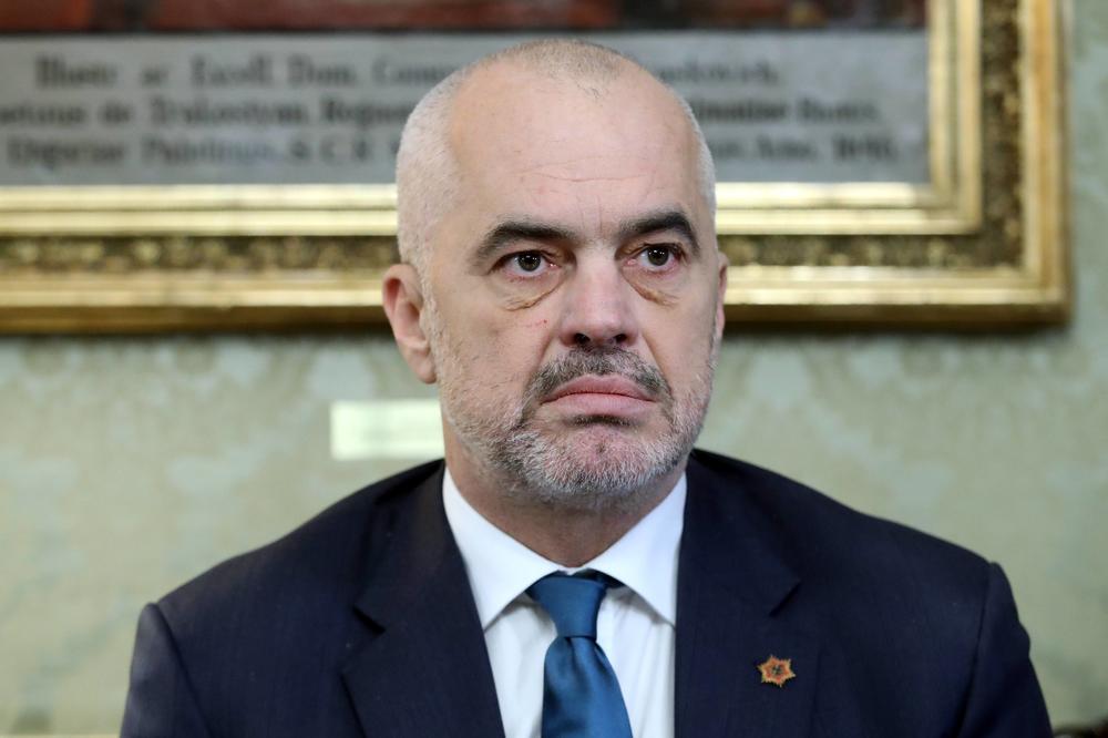 EDI RAMA IMAO SAOBRAĆAJNU NESREĆU: Veliki incident u Albaniji, sudarilo se jedno vozilo iz njegove pratnje!