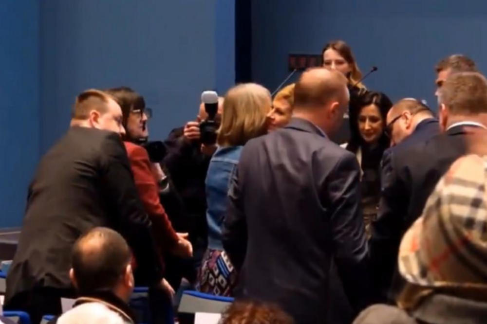 GRLI TERORISTU: Objavljen skandalozan snimak hrvatske predsednice (VIDEO)