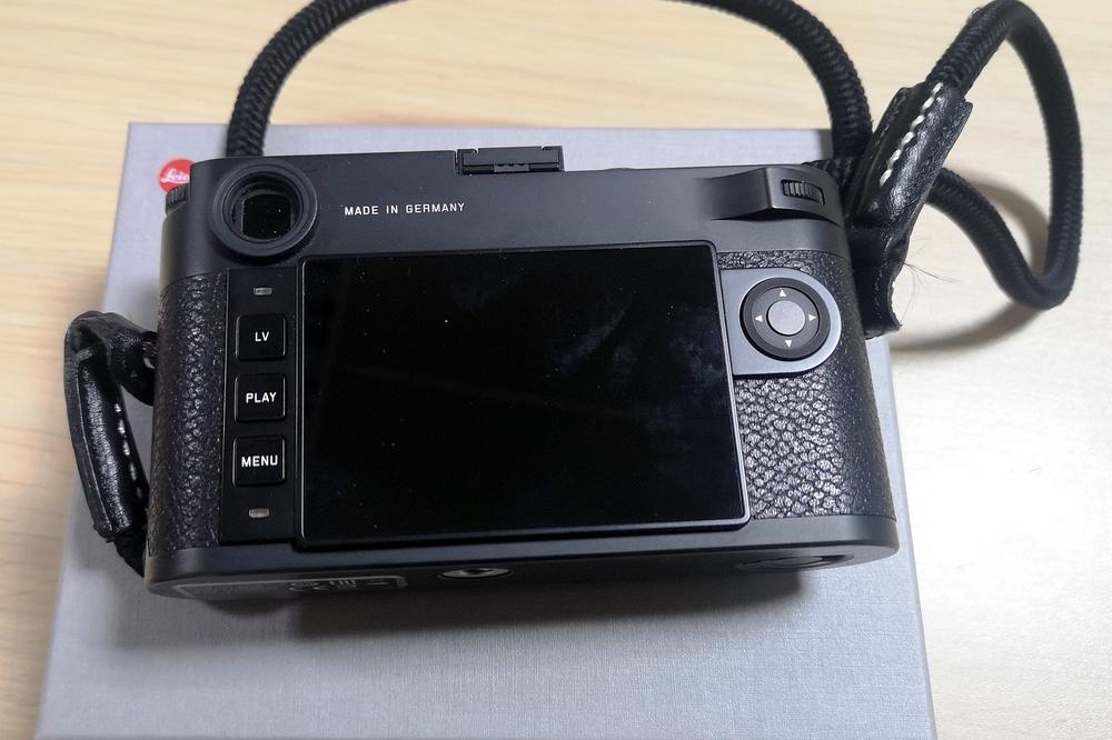 GLEDALA JE STARU SLIKU, PA PREPOZNALA LICE IZA SEBE: Tada je usledio ŠOK, od OVOGA se DIŽE KOSA NA GLAVI (VIDEO)