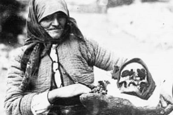 MAJKA NOSI ODSEČENU GLAVU SVOG SINA U KORPI! Ovo je najpotresnija SLIKA Srbije, a niko ne zna njenu MRAČNU TAJNU