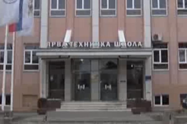 UČENIK (16) KOJI JE UDAREN PESNICOM OSTAJE U BOLNICI! Šta je bio motiv ovog školskog nasilja?!