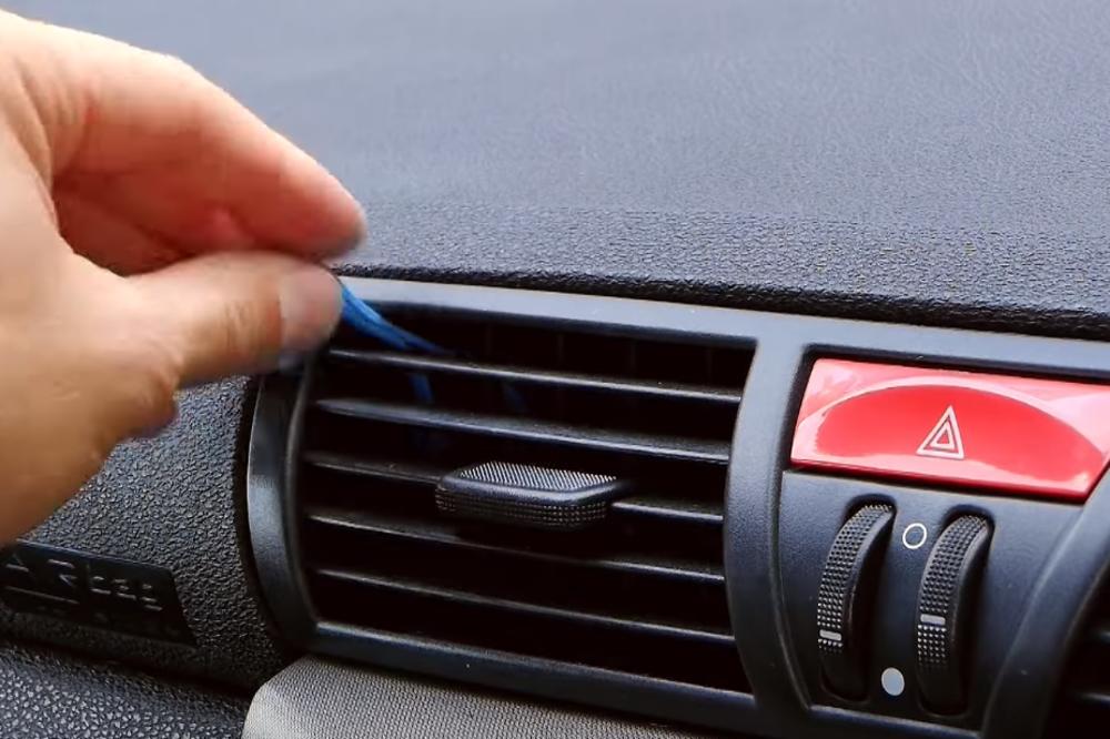 UZEO JE GUMICU PA PROVUKAO KROZ KLIMU U AUTOMOBILU: Kada vidite razlog odmah ćete URADITI ISTO! (VIDEO)