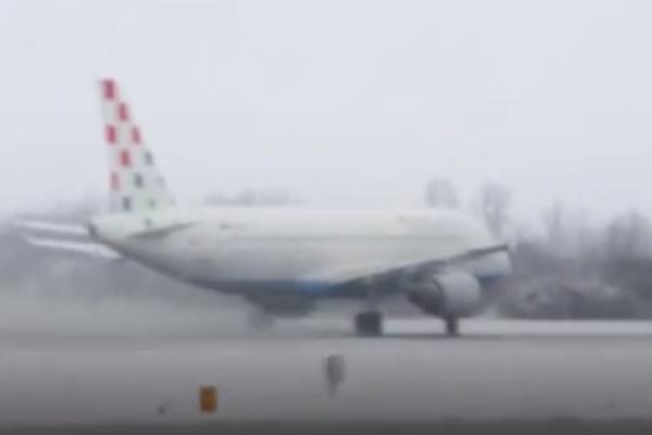 HRVATI SE U PANICI OPRAŠTALI OD ŽIVOTA U AVIONU: Pilot saopštio da postoji kvar, pa nastalo OPŠTE LUDILO! (VIDEO)