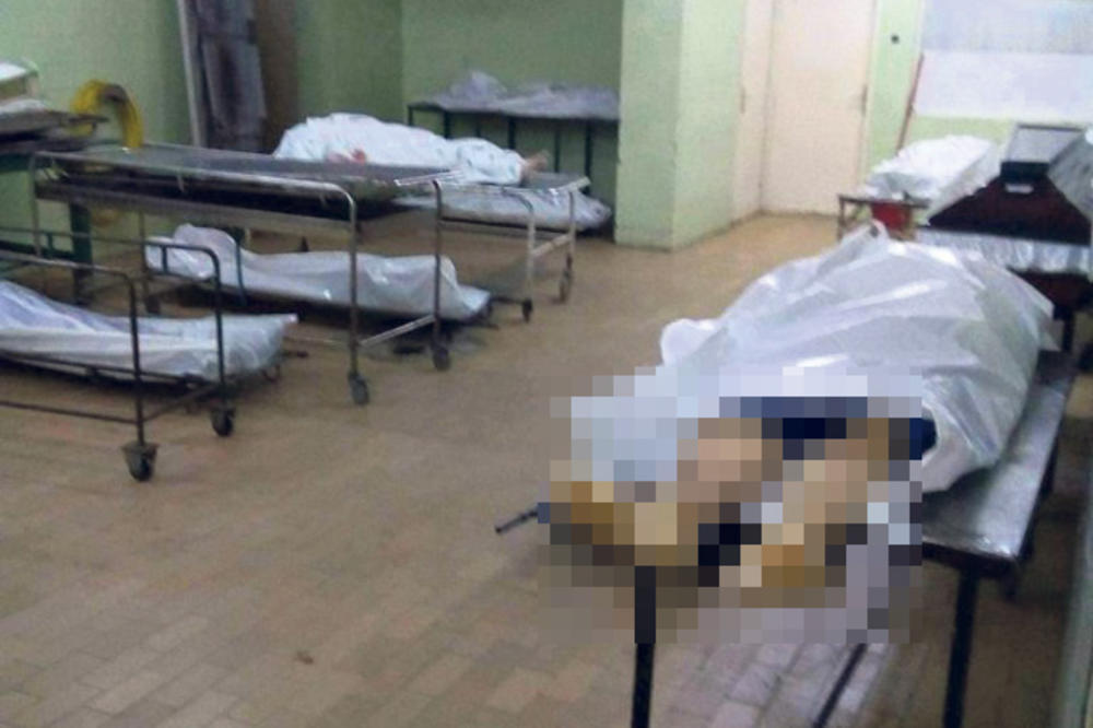 JEZIVI PRIZORI LEŠEVA PO BOLNICI U NIŠU: Zbog kvara hladnjače, mrtvaci TRULE PO HODNIKU! Organi spakovani u kese!