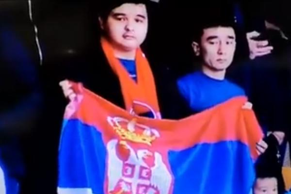 KAZAHSTANAC DOČEKAO HRVATE SRPSKOM ZASTAVOM: Usred 'Lijepe naše" ustao i raširio trobojku sa dvoglavim orlom!