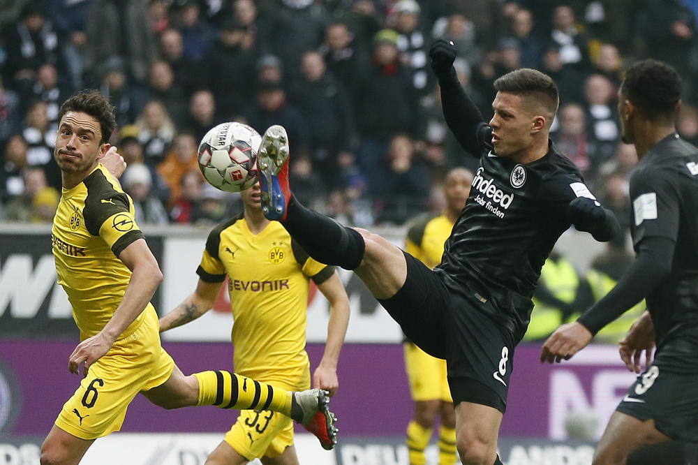 DELIRIJUM U FRANKFURTU: Akrobata Luka Jović probušio mrežu i Borusije iz Dortmunda!