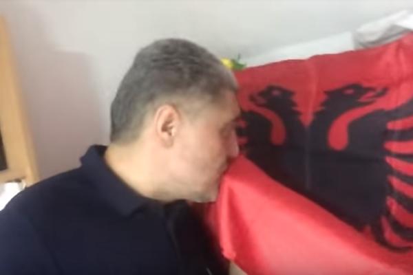 ALBANCI SU BOŽIJI NAROD, JA SAM ALBANAC: Miroljub Petrović LJUBI ALBANSKU ZASTAVU i poziva Srbe da se POARBANAŠE!