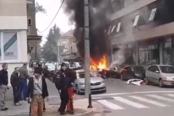 EKSPLODIRAO AUTOMOBIL U POKRETU: Vozač izleteo kroz prozor i vrištao u pomoć, tad su se začuli pucnji!