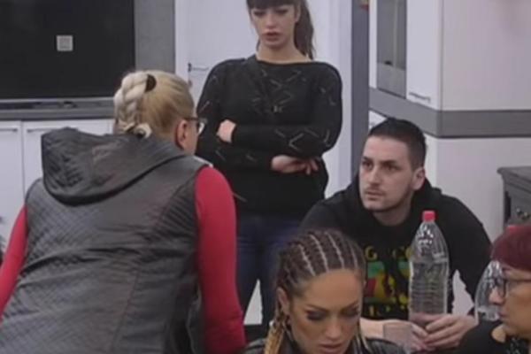 MAJKA I ĆERKA ZARATILE ZBOG DEČKA: Marija i Miljana se JAVNO ODREKLE jedna druge! Nastao haos uživo u emisiji!