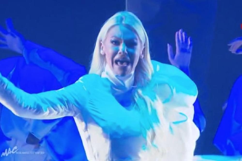 OVO JE KRILA OD JAVNOSTI: Pogledajte šta je Nataša Bekvalac morala da uradi ispod bine za samo 15 sekundi!