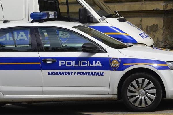 DEČAK (14) PRETIO DA ĆE SASTAVITI SPISAK UČENIKA SA KOJIMA ĆE SE OBRAČUNATI U HRVATSKOJ: Policija pronašla oružje